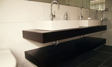 Badezimmermöbel – Waschtischabdeckung in geräucherter Eiche furniert, natur lackiert