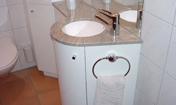Badezimmermöbel – Unterbau weiss seidenmatt lackiert, Steinabdeckung