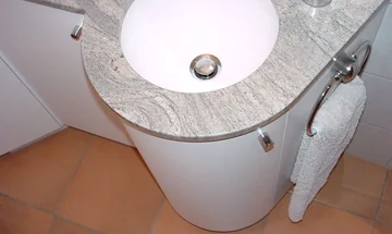 Badezimmermöbel – Türli gerundet weiss lackiert
