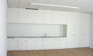 Lehrerzimmer / Aufenthaltsraum – Küchenzeile mit Chromstahlabdeckung, weiss lackiert