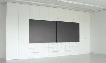 Multifunktionsschrank – Hochschranktüren mit Bulletin-Board belegt, weiss lackiert, mit speziellen Wandtafel-Schiebetüren in der Mitte