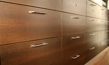 Hängerahmenauszüge – Front in geräucherter Eiche furniert, natur lackiert