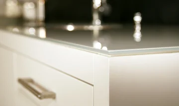 Detail Möbelecke – Glas auf Unterseite weiss lackiert
