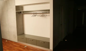 Garderobe mit Schubladen – in MDF seidenmatt lackiert