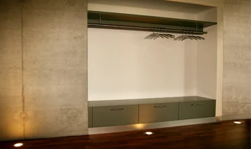 Garderobe mit Schubladen – Huttablar mit CNS-Kleiderstange
