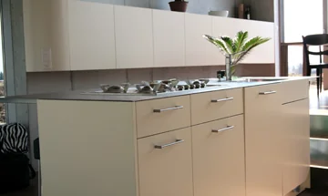 Kochinsel mit Sideboard im Hintergrund – In MDF, uni farbig lackiert