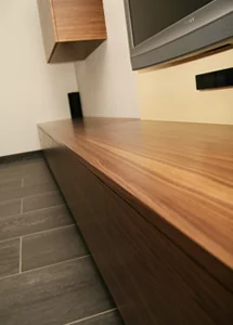 Sideboard mit Schubladen – in amerikanischem Nussbaum furniert, natur lackiert