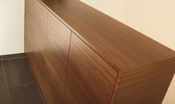 Sideboard mit Türli – in amerikanischem Nussbaum horizontal furniert, natur lackiert