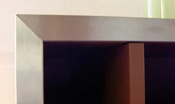 Sideboard seidenmatt lackiert – Kanten in CNS