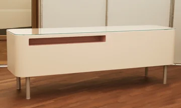 Sideboard Abdeckung in Floatglas – Möbelfüsse in Aluminium