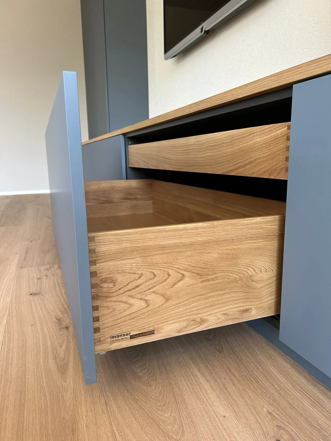 Schublade im Detail: Holzstruktur und farbige Front sorgfältig aufeinander abgestimmt.